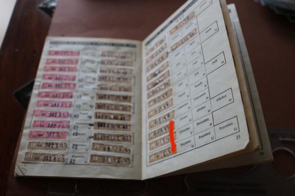 Mitgliedsbuch der Deutschen Arbeitsfront DAF einer Frau aus Cottbus - defekt